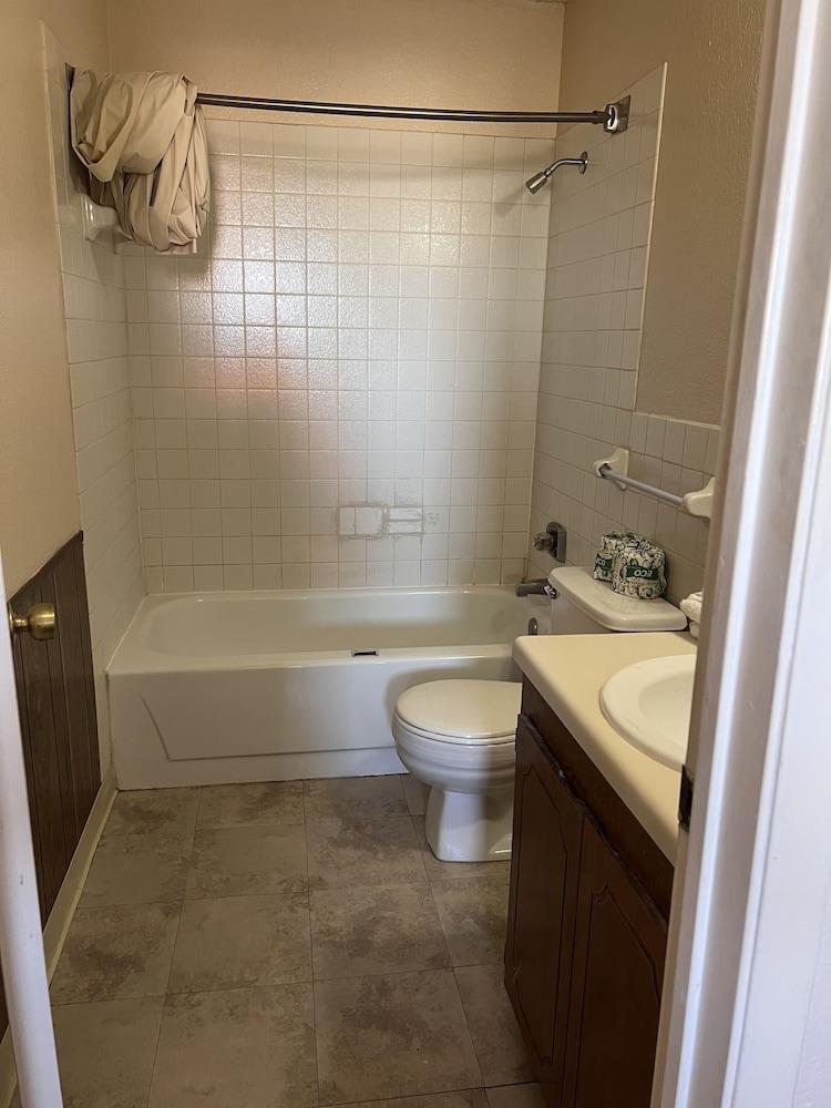 Hallmark Inn and Suites photo 9