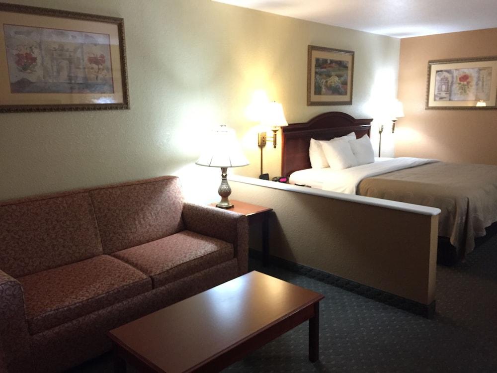 Econo Lodge Inn & Suites Eagle Pass photo 33