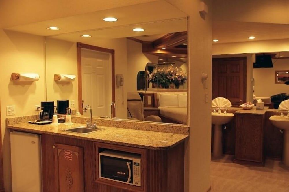 Sybaris Pool Suites Mequon photo 43