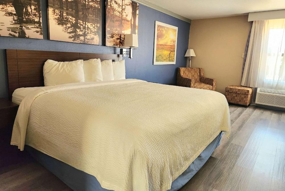 Days Inn by Wyndham Rosenberg photo 14