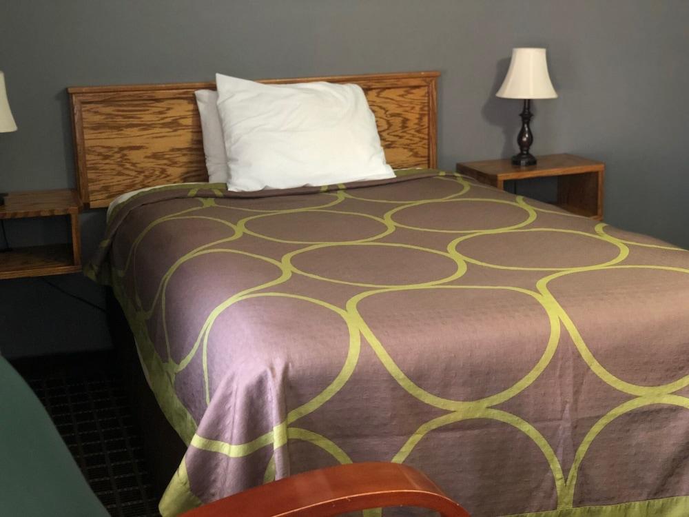 Hawkeye Motel photo 32