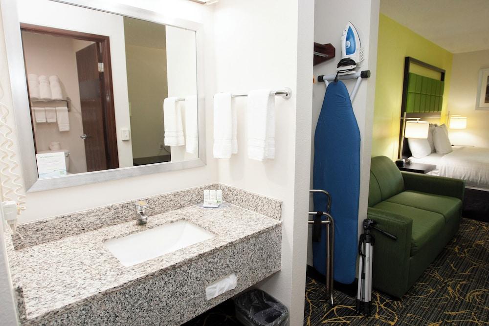 AmericInn by Wyndham Delafield-Waukesha-Milwaukee photo 7