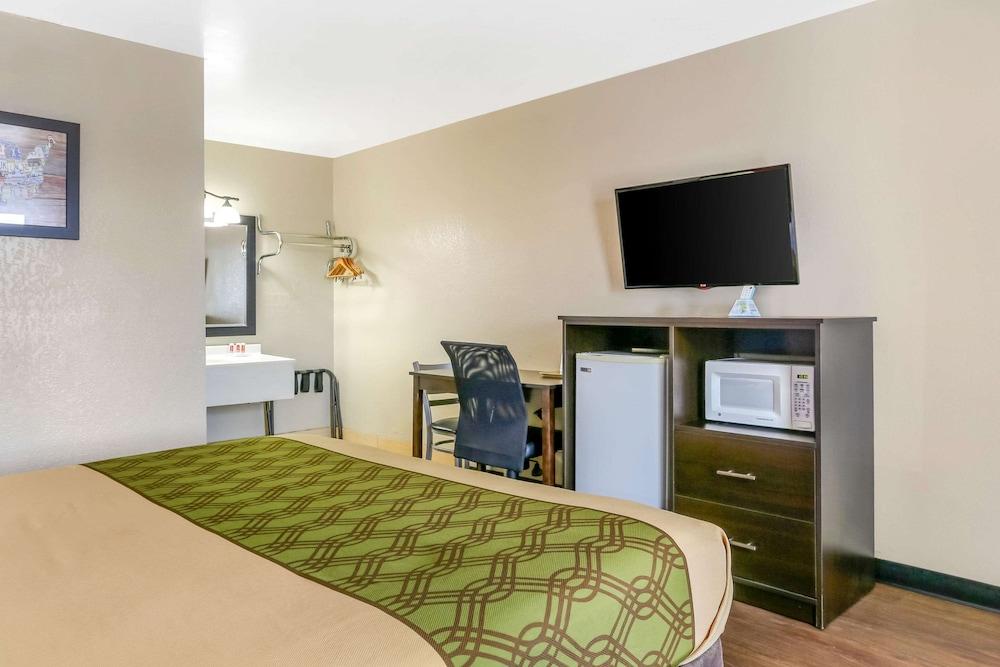 Econo Lodge Shorewood photo 9