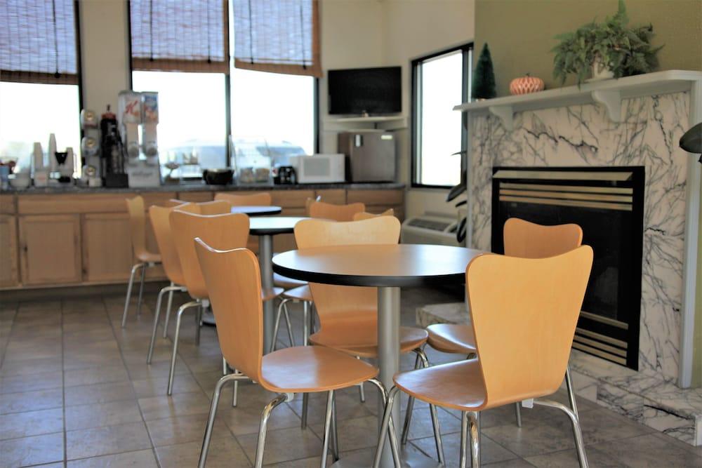 Super 8 by Wyndham Wells photo 32