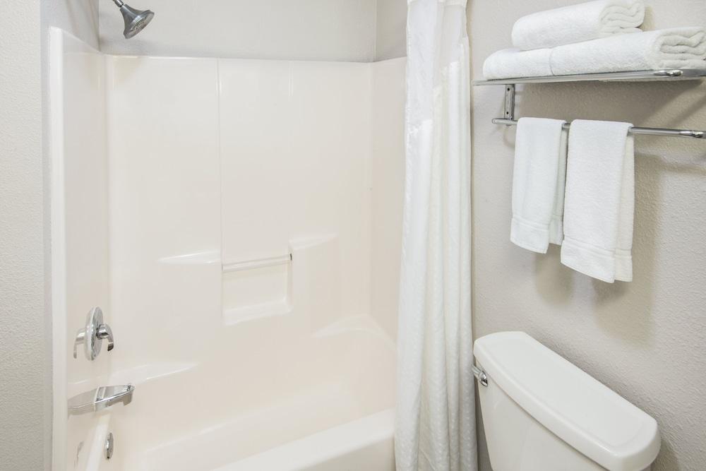 Holiday Inn Express Cleveland Airport - Brookpark by IHG photo 60