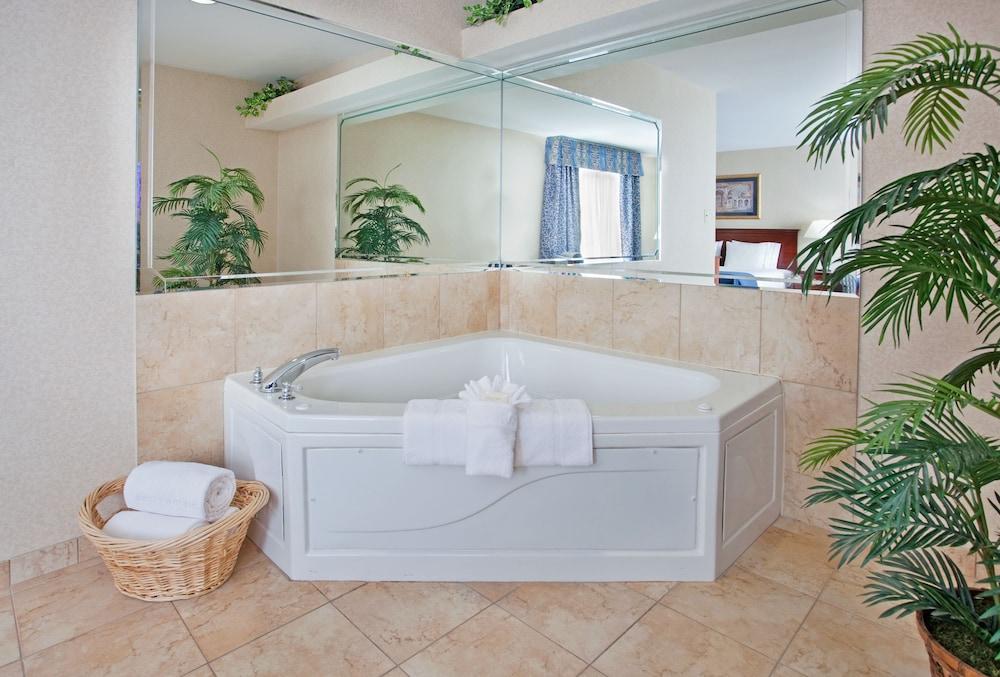 Holiday Inn Express & Suites Farmington by IHG photo 21