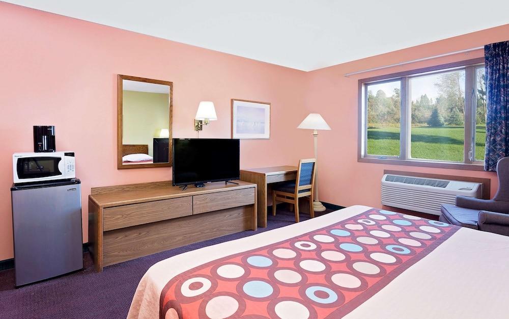 Super 8 by Wyndham Sturgeon Bay photo 5