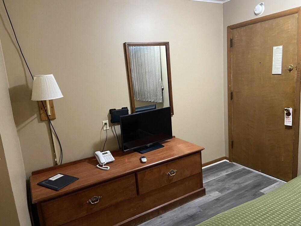 Colonial Inn Dyersville photo 17