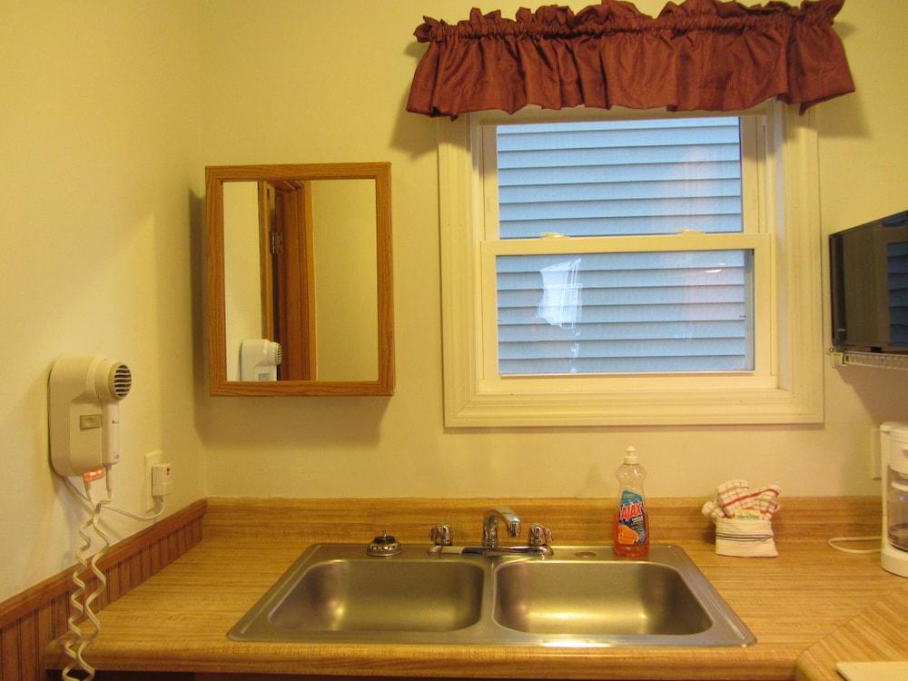 Green Dolphin Motel photo 25