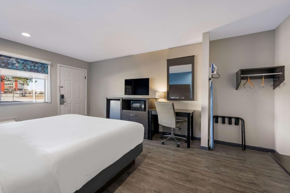 SureStay Hotel by Best Western Spring North Houston photo 8