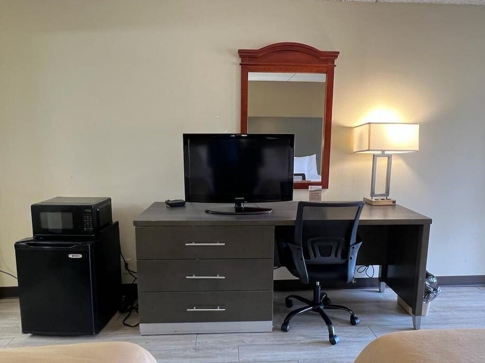 Rodeway Inn Walterboro I-95 photo 11