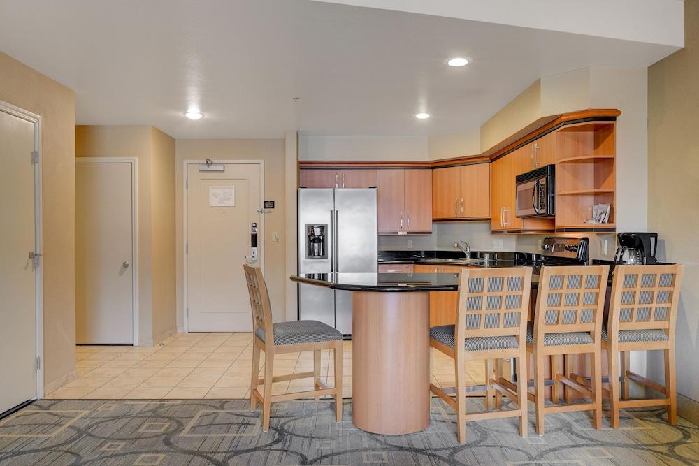 Sapphire Skyline Premium Suite photo 25