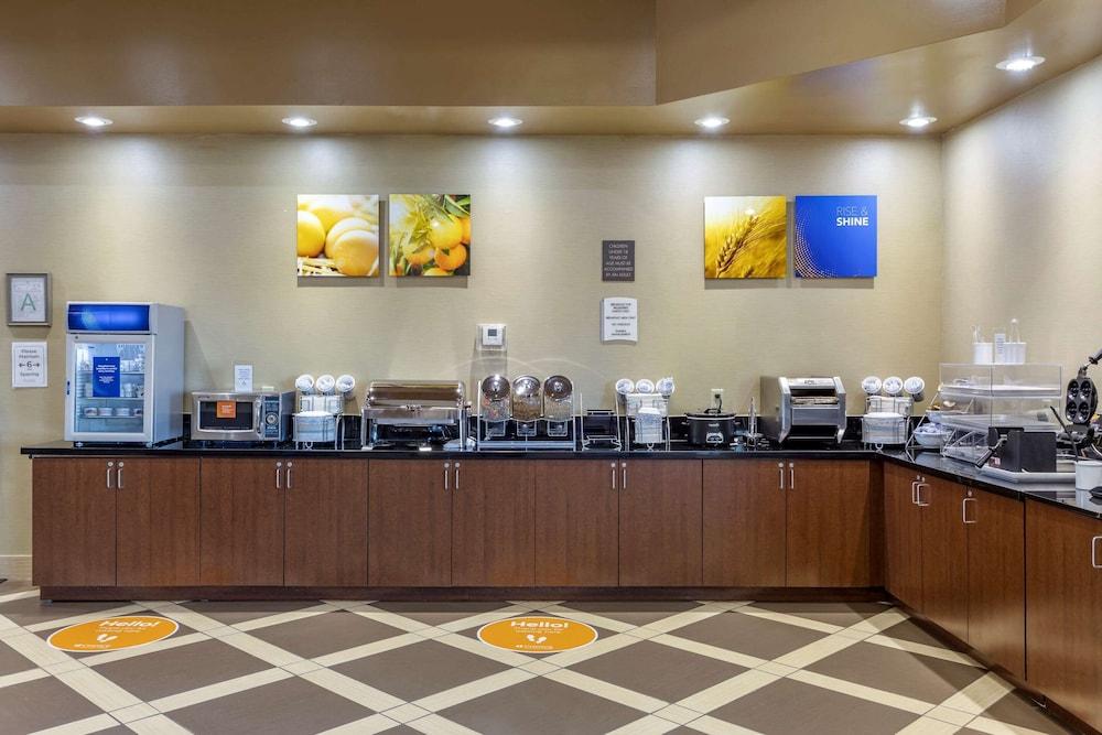 Comfort Suites Batesville photo 27