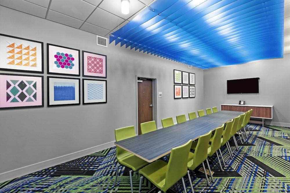 Holiday Inn Express & Suites Chanute by IHG photo 16