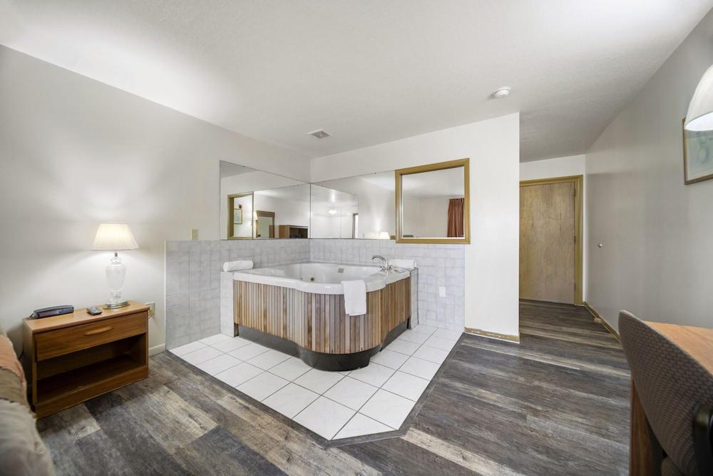Executive Inn Cass City photo 33