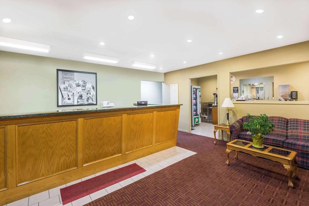 Super 8 by Wyndham Chanute photo 3