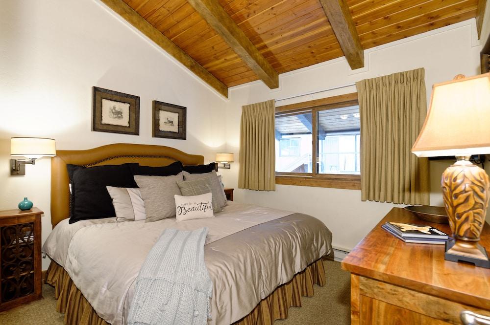 The Crestwood Condominiums photo 43