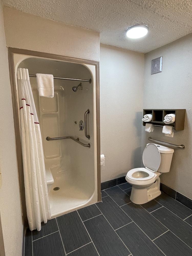 Red Roof Inn LaGrange photo 18
