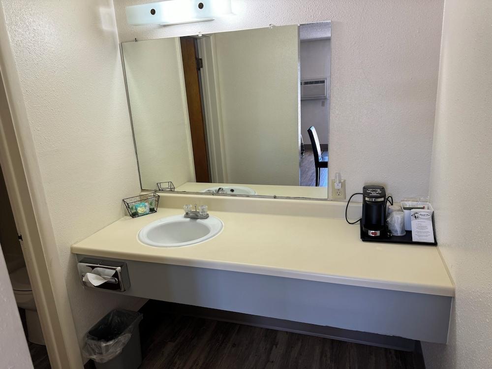 Deer Lodge Motel photo 13