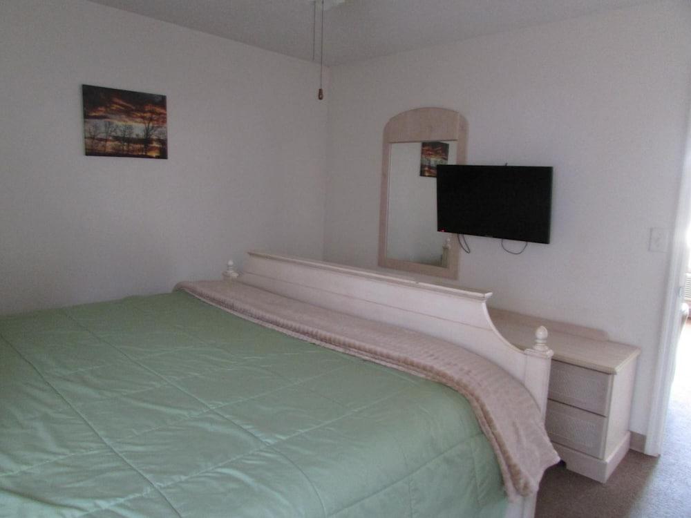 Douglas Inn & Suites photo 22