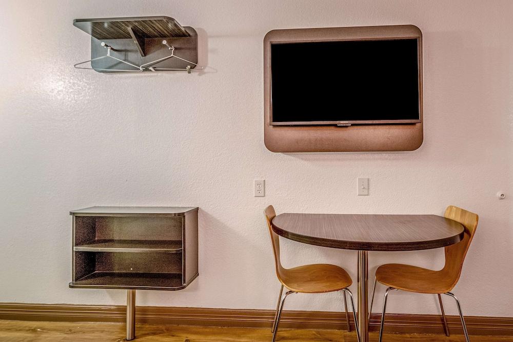 Motel 6 Conroe, TX photo 15
