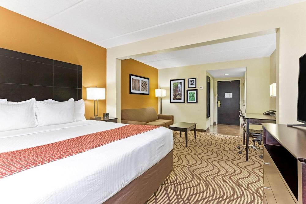 La Quinta Inn & Suites by Wyndham Tampa North I-75 photo 24