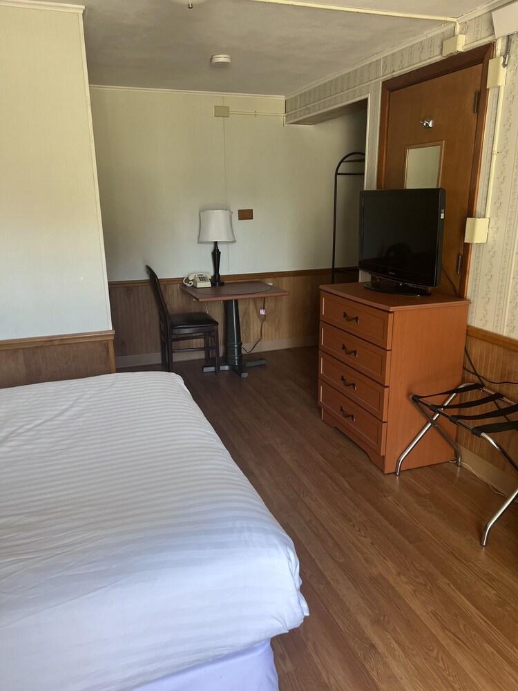 Hampton Motel photo 16