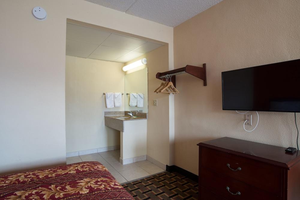 Budget Inn Cocoa photo 22
