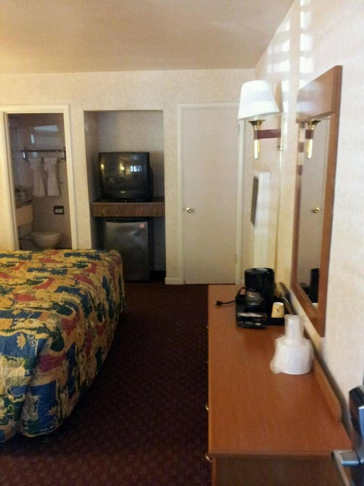 Townhouse Motel photo 11