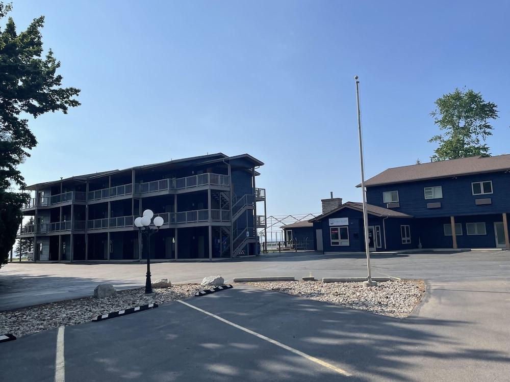Lake Bluff Inn and Suites photo 45