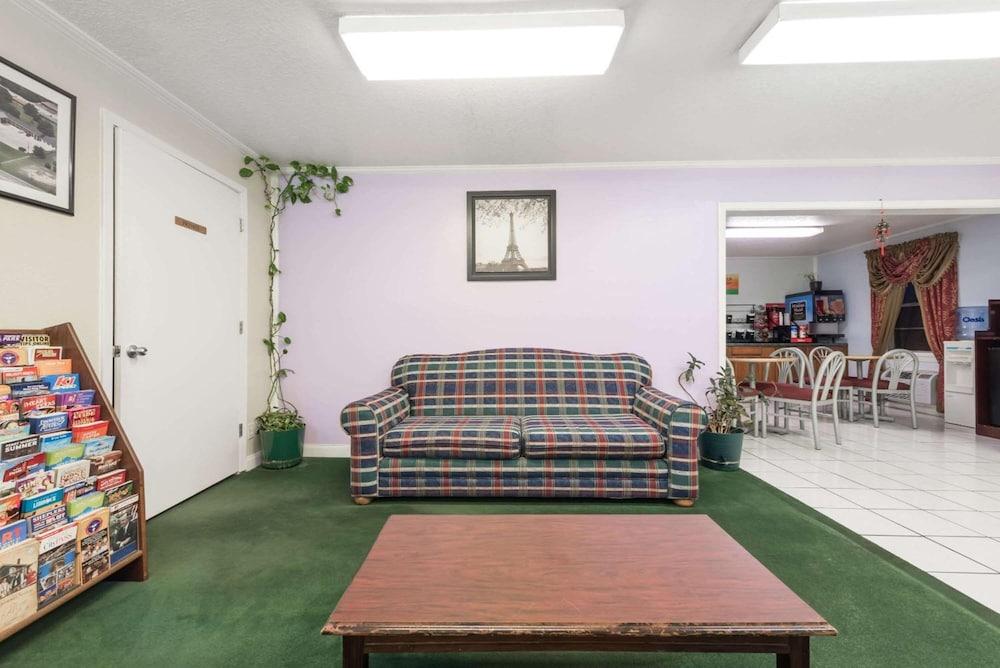 Relax Inn Mineral Wells photo 27