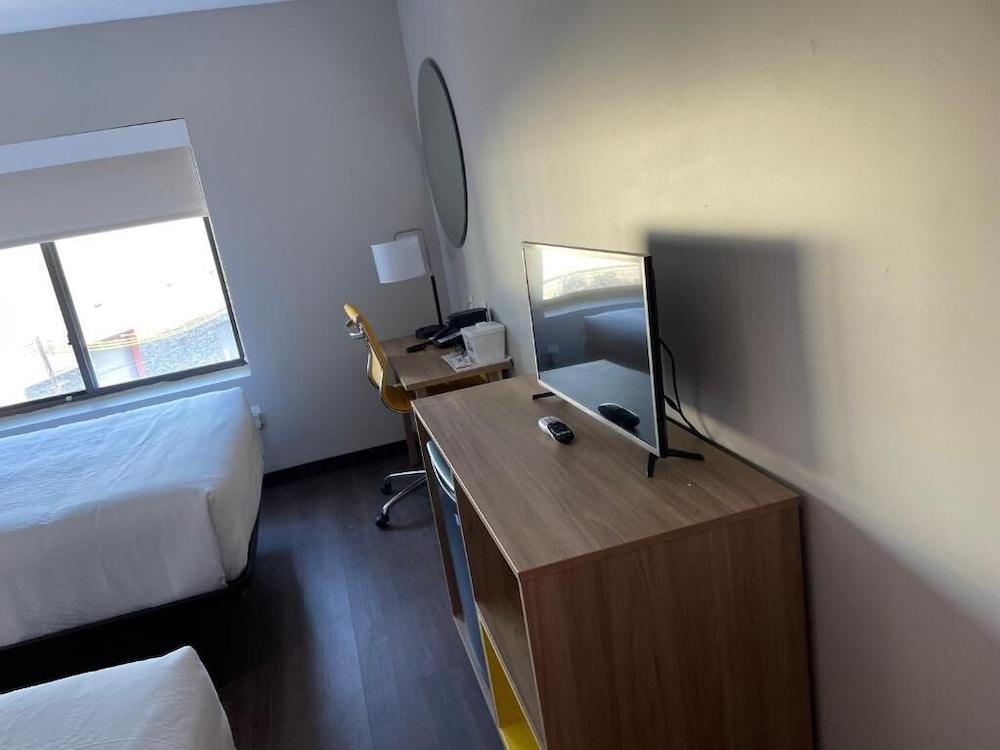 Days Inn & Suites by Wyndham Jamaica JFK Airport photo 7