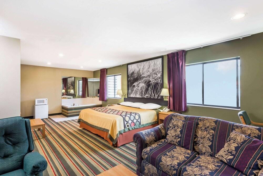 Super 8 by Wyndham Chanute photo 10