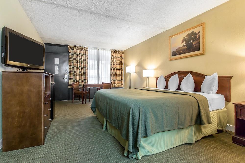 Rodeway Inn photo 16