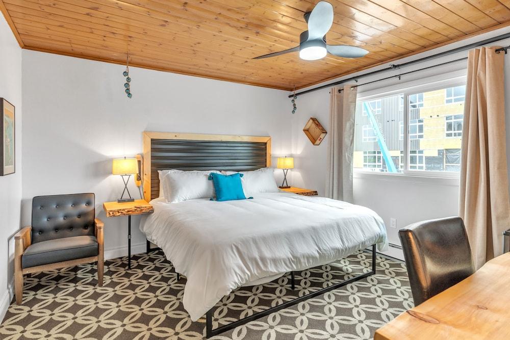 Highliner Hotel - Deluxe King with City View photo 20