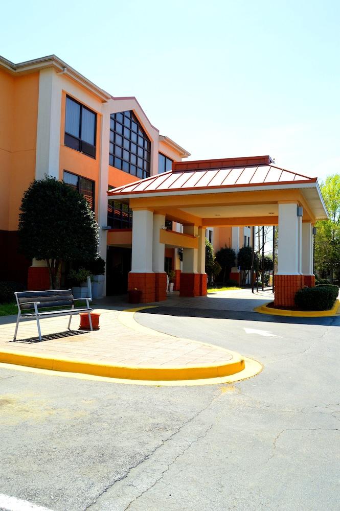Lexington Inn and Suites photo 27