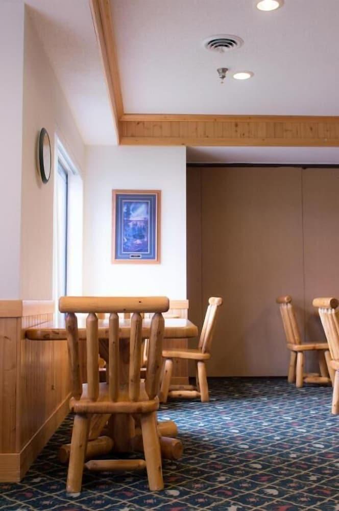 White Oak Inn & Suites photo 9