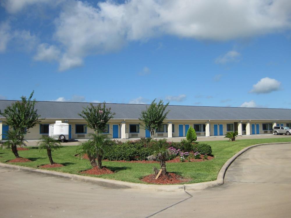 Scottish Inn and Suites photo 19