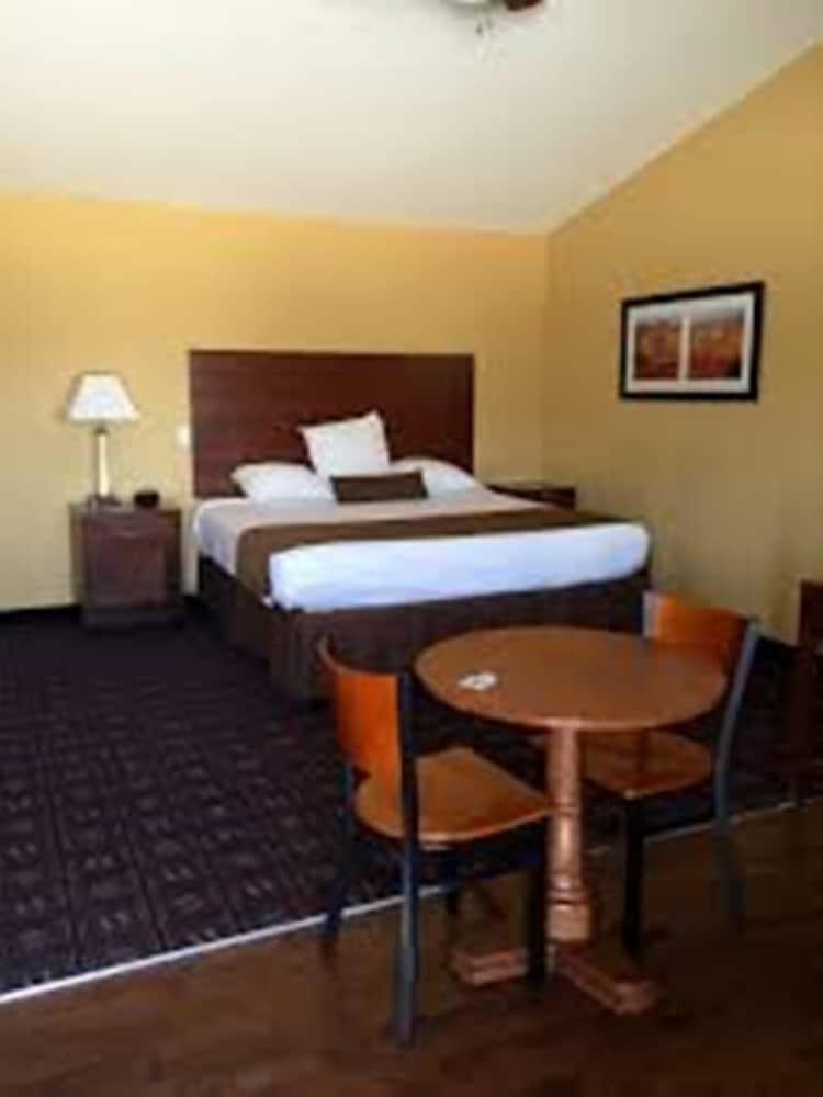 Southern Inn and Suites photo 10