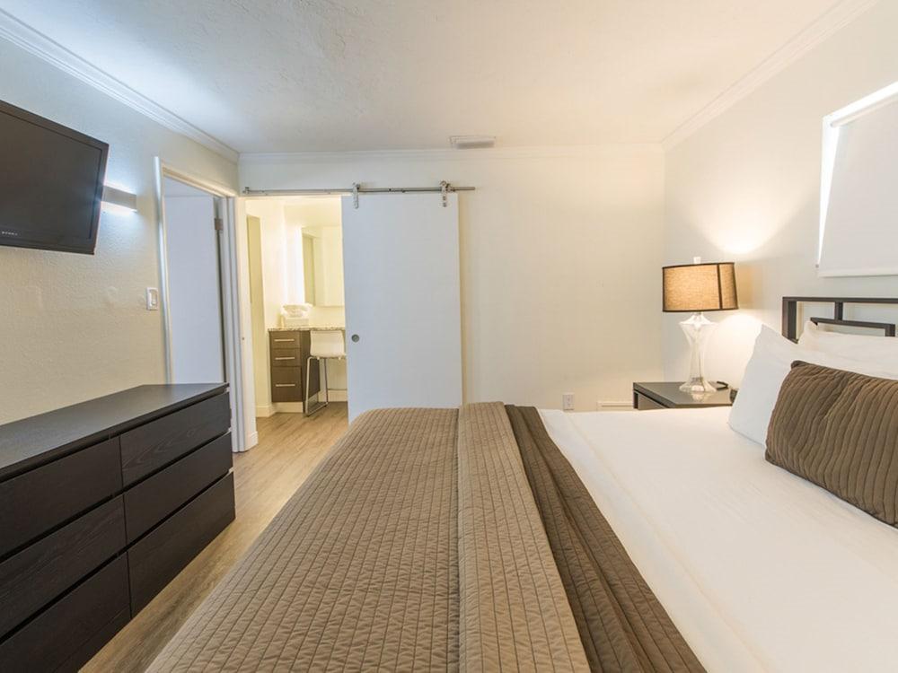 Hibiscus Suites - Gateway to Siesta Key photo 9