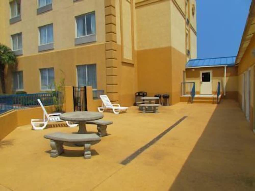 Comfort Inn & Suites Ft. Jackson Maingate photo 34