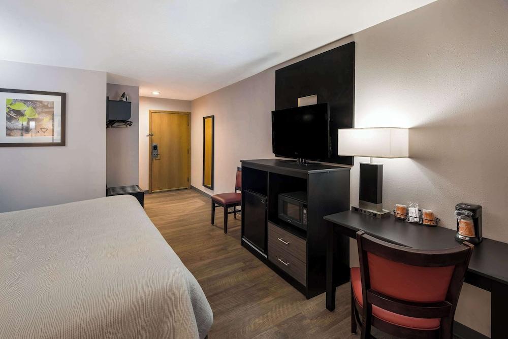 Quality inn & Suites Cincinnati I-275 photo 43