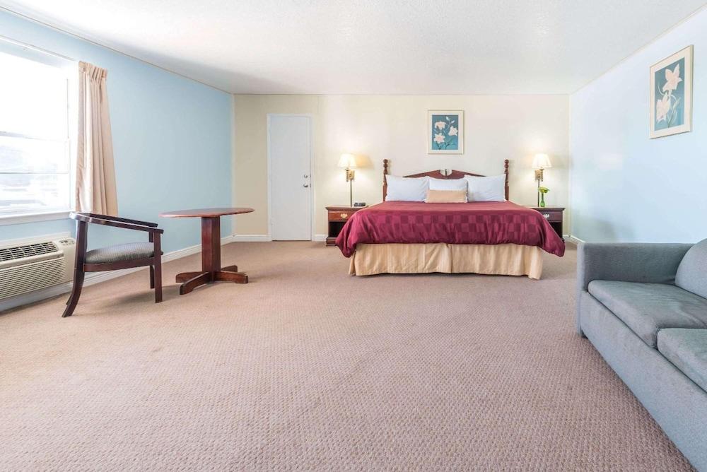 Relax Inn Mineral Wells photo 14