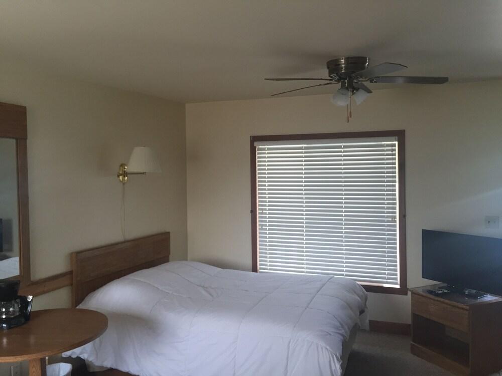 Waters Edge Motel photo 15