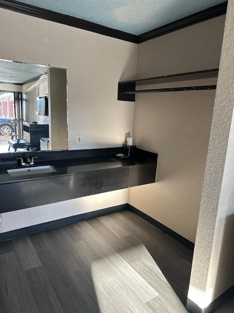 Luxury Inn and Suites photo 10
