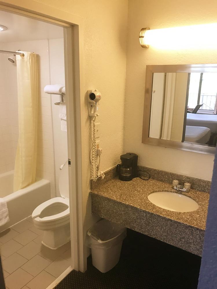 Days Inn & Suites by Wyndham Mobile photo 4