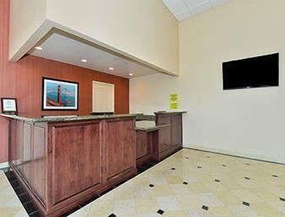 Super 8 by Wyndham Vallejo/Napa Valley photo 5