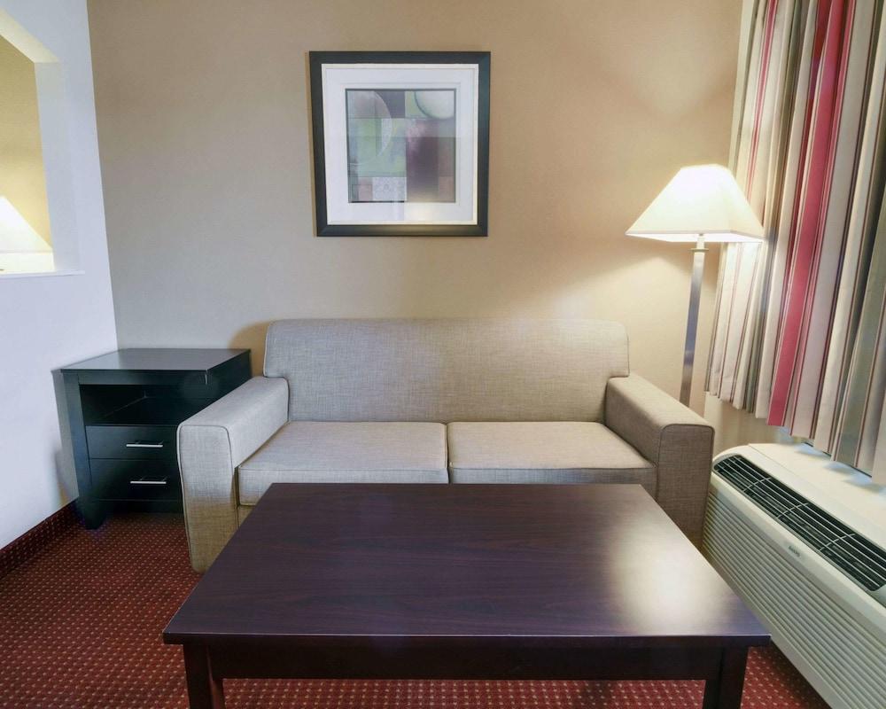 Quality Inn & Suites Clarksville photo 2