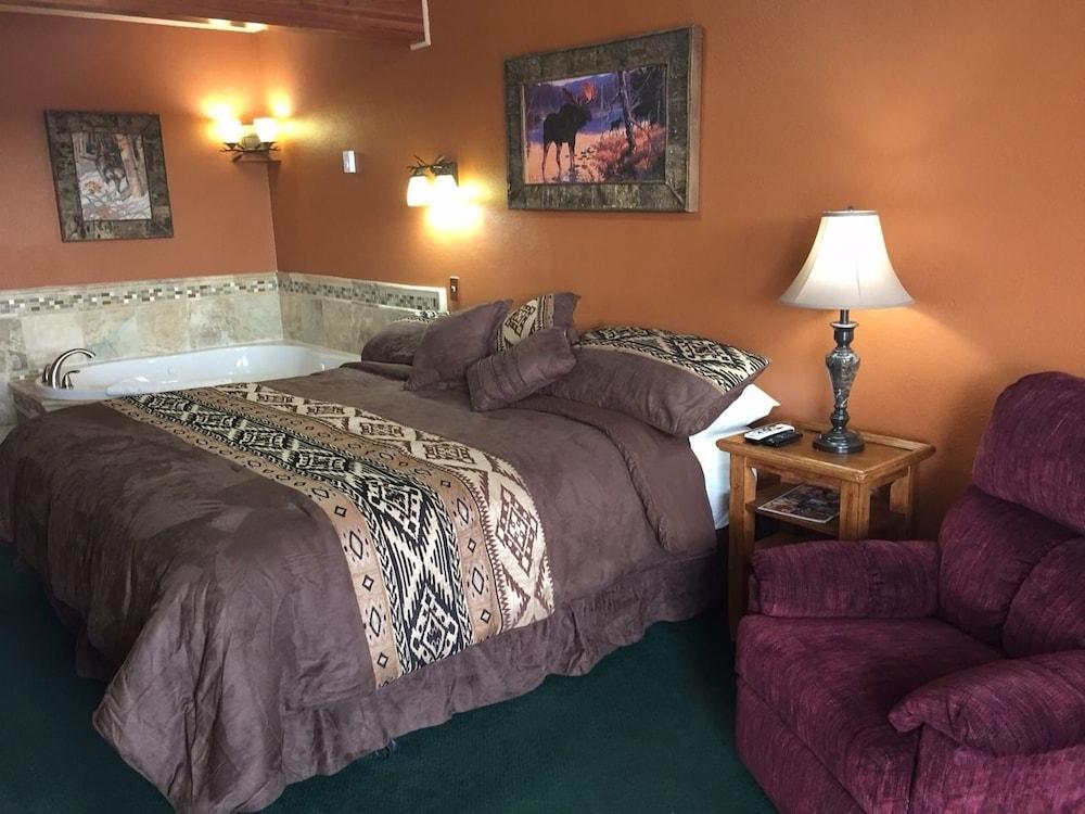Going-To-The-Sun Inn & Suites photo 3