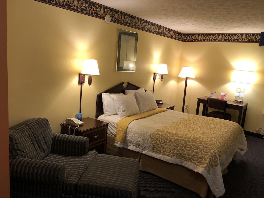 Days Inn & Suites by Wyndham Youngstown / Girard Ohio photo 4